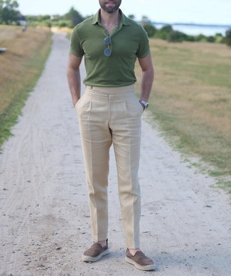 Comment porter un polo vert: Pense à associer un polo vert avec un pantalon chino beige pour une tenue idéale le week-end. Une paire de espadrilles en daim marron est une option astucieux pour complèter cette tenue.