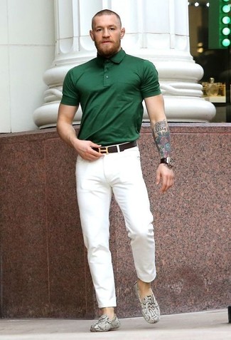 Harmonise un polo vert foncé avec un pantalon chino blanc pour une tenue idéale le week-end. Cet ensemble est parfait avec une paire de des mocassins en cuir imprimés serpent gris.