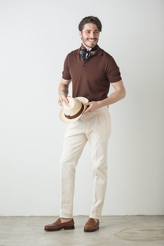 Comment porter des slippers en cuir marron: Harmonise un polo marron foncé avec un pantalon de costume blanc pour un look idéal au travail. Jouez la carte classique pour les chaussures et choisis une paire de slippers en cuir marron.