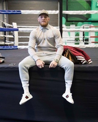 Tenue de Conor McGregor: Polo beige, Pantalon de jogging gris, Baskets basses en cuir blanches, Casquette de base-ball beige