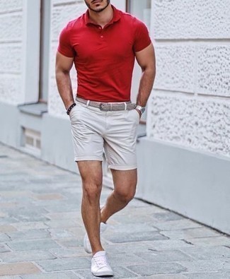 Comment porter un polo rouge: Choisis un polo rouge et un short blanc pour un look de tous les jours facile à porter. Assortis ce look avec une paire de baskets basses en toile blanches.