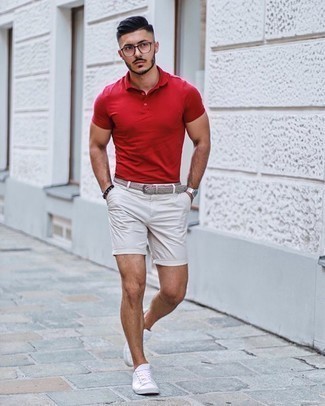 Comment porter un polo rouge: Porte un polo rouge et un short blanc pour une tenue confortable aussi composée avec goût. Une paire de baskets basses en toile blanches s'intégrera de manière fluide à une grande variété de tenues.