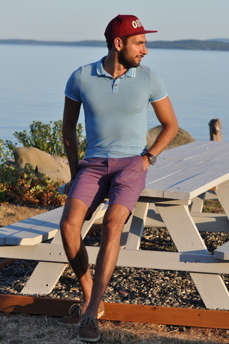 Comment porter un short violet: Associe un polo bleu clair avec un short violet pour un look de tous les jours facile à porter. Une paire de chaussures bateau en daim marron est une option judicieux pour complèter cette tenue.