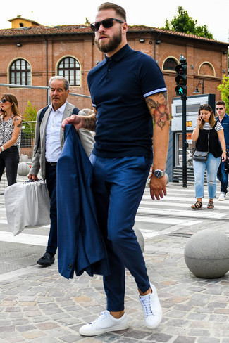 Comment porter un polo avec un costume