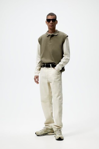 Tenue: Polo olive, T-shirt à manche longue blanc, Jean blanc, Chaussures de sport beiges