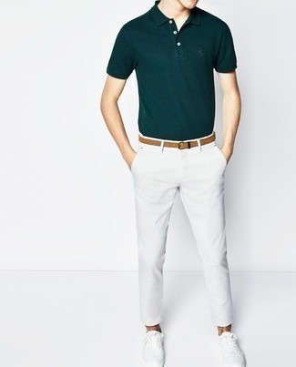 Comment porter un polo vert foncé: Opte pour un polo vert foncé avec un pantalon chino blanc pour une tenue idéale le week-end. Une paire de baskets basses en toile blanches est une option judicieux pour complèter cette tenue.