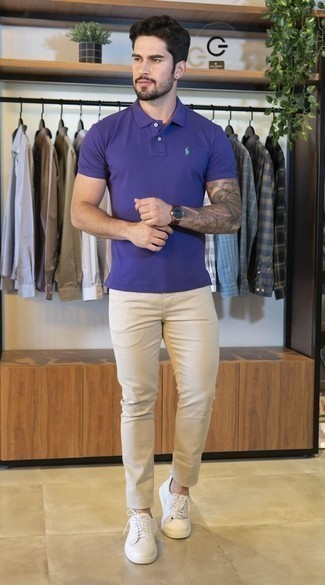 Comment s'habiller quand il fait très chaud: Pense à associer un polo violet avec un pantalon chino beige pour un déjeuner le dimanche entre amis. Assortis ce look avec une paire de baskets basses en cuir blanches.