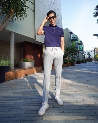 Comment porter un polo violet: Pense à opter pour un polo violet et un pantalon chino gris pour une tenue idéale le week-end. Mélange les styles en portant une paire de baskets montantes en toile blanches.