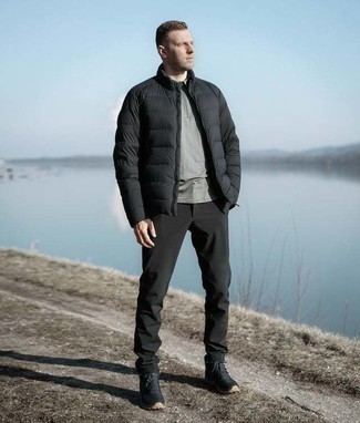 Comment porter un polo avec des bottes de travail