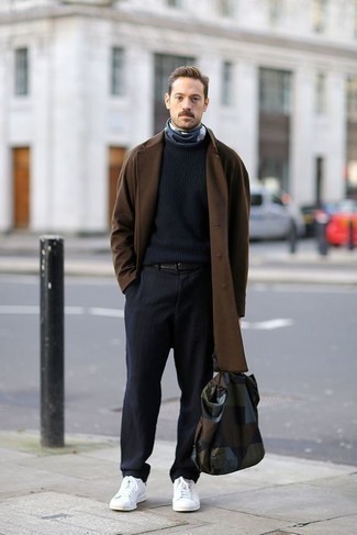 Comment porter un sac imprimé quand il fait froid