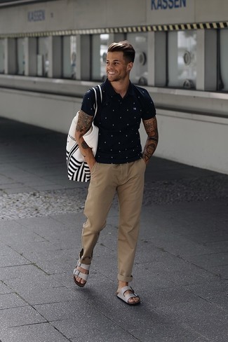 Comment porter un sac imprimé pour un style relax quand il fait très chaud