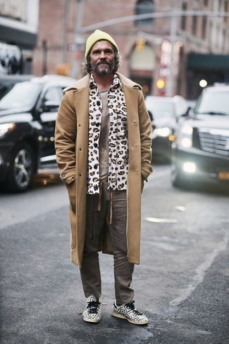 Comment porter une veste imprimée quand il fait froid