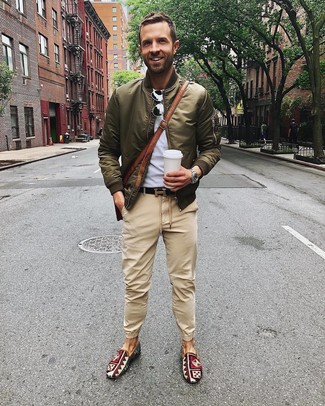 Comment porter des chaussures imprimées quand il fait chaud