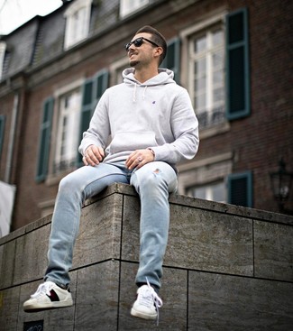 Comment porter des chaussures imprimées quand il fait chaud
