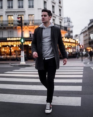 Comment porter des chaussures imprimées pour un style decontractés quand il fait frais