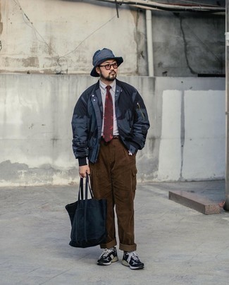Comment porter une cravate imprimée pour un style decontractés