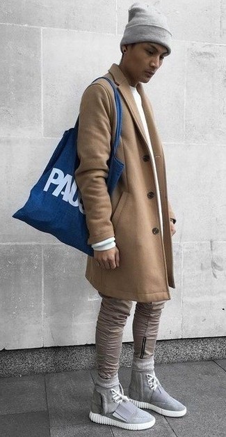 Comment porter un sac fourre-tout imprimé quand il fait froid