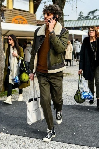 Comment porter un sac fourre-tout imprimé quand il fait froid