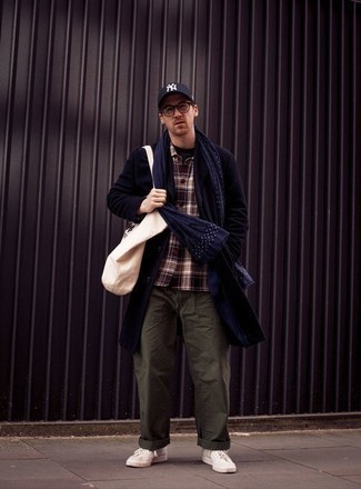 Comment porter un sac fourre-tout imprimé quand il fait froid à 30 ans