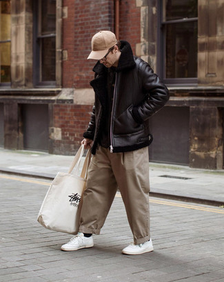 Comment porter un sac fourre-tout imprimé quand il fait froid à 30 ans