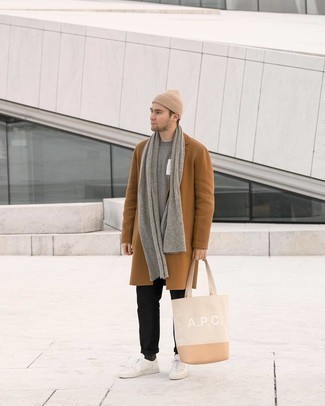 Comment porter un sac fourre-tout imprimé quand il fait froid à 30 ans