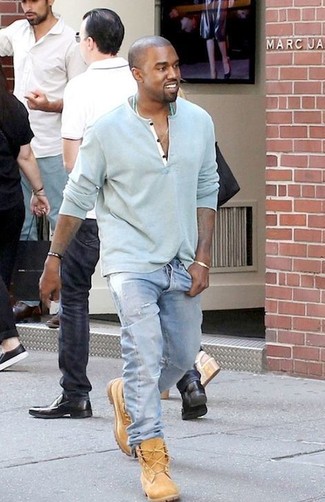 Tenue de Kanye West: Pull à col boutonné bleu clair, Jean bleu clair, Bottes de loisirs en daim marron clair
