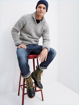 Comment porter un pull à col châle gris: Associe un pull à col châle gris avec un jean bleu marine pour une tenue idéale le week-end. Mélange les styles en portant une paire de bottes d'hiver vert foncé.