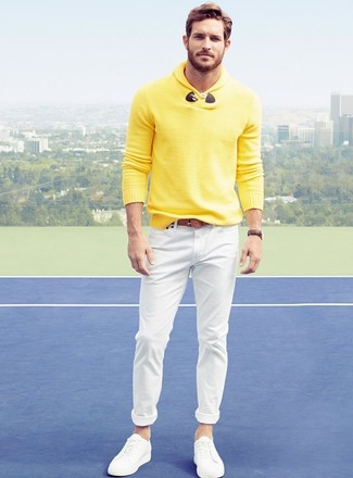 Comment porter un jean skinny blanc pour un style chic decontractés: Essaie d'harmoniser un pull à col châle jaune avec un jean skinny blanc pour un look de tous les jours facile à porter. Une paire de tennis blancs est une option avisé pour complèter cette tenue.
