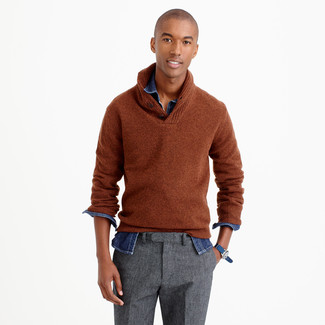 Comment porter un pull à col châle marron: Porte un pull à col châle marron et un pantalon de costume en laine gris pour dégager classe et sophistication.