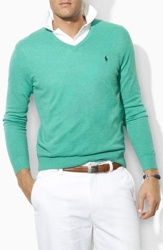 Comment porter un pull vert: Choisis un pull vert et un pantalon chino blanc pour une tenue idéale le week-end.