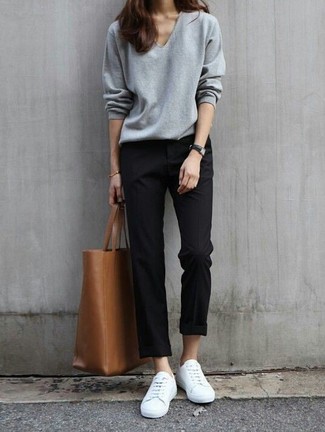 Comment porter un pull à col en v gris: Opte pour un pull à col en v gris avec un pantalon chino noir pour une impression décontractée. Assortis ce look avec une paire de baskets basses blanches.