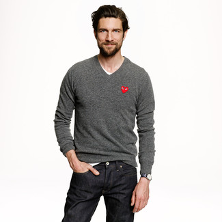 Un jean à porter avec un pull à col en v gris: Pour une tenue de tous les jours pleine de caractère et de personnalité choisis un pull à col en v gris et un jean.
