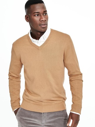 Comment porter un pull à col en v marron clair: Pour une tenue de tous les jours pleine de caractère et de personnalité harmonise un pull à col en v marron clair avec un jean en velours côtelé gris.