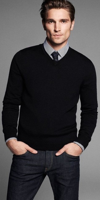 Comment porter un pull à col en v noir: Essaie d'associer un pull à col en v noir avec un jean noir pour obtenir un look relax mais stylé.