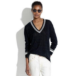Comment porter un pull à col en v noir: Choisis un pull à col en v noir et un jean boyfriend blanc pour une tenue relax mais stylée.