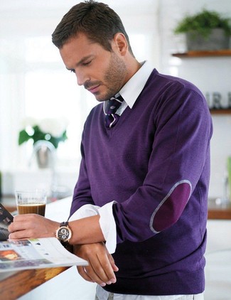 Comment porter une cravate à rayures verticales violette pour un style chic decontractés: Essaie d'harmoniser un pull à col en v pourpre avec une cravate à rayures verticales violette pour un look pointu et élégant.