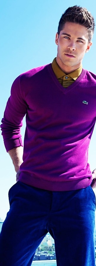 Comment porter un pull à col en v violet: Pour créer une tenue idéale pour un déjeuner entre amis le week-end, harmonise un pull à col en v violet avec un pantalon chino bleu.