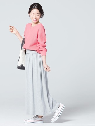 Comment porter une jupe longue grise: Pense à harmoniser un pull à col en v rose avec une jupe longue grise pour une tenue raffinée mais idéale le week-end. Une paire de baskets basses en toile blanches est une option avisé pour complèter cette tenue.