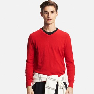 Comment porter un pull à col en v rouge: Essaie de marier un pull à col en v rouge avec un pantalon chino noir pour un déjeuner le dimanche entre amis.
