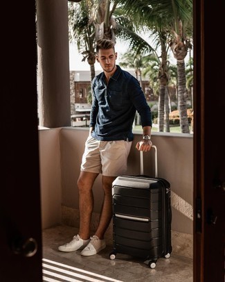 Comment porter une valise: Pense à porter un pull à col polo bleu marine et une valise pour un look idéal le week-end. Ajoute une paire de baskets basses en cuir blanches à ton look pour une amélioration instantanée de ton style.