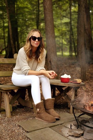 Comment porter des bottes ugg marron: Harmonise un pull à col rond beige avec un jean skinny blanc pour achever un style chic et glamour. Si tu veux éviter un look trop formel, opte pour une paire de bottes ugg marron.