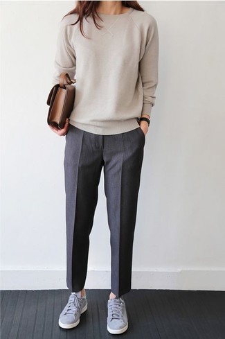 Comment porter un pantalon de costume gris: Choisis un pull à col rond beige et un pantalon de costume gris pour achever un look chic. Une paire de baskets basses grises apportera un joli contraste avec le reste du look.