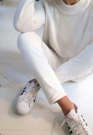 Comment porter des baskets basses en cuir blanches et noires: Marie un pull à col rond blanc avec un jean blanc pour achever un look chic. D'une humeur audacieuse? Complète ta tenue avec une paire de baskets basses en cuir blanches et noires.