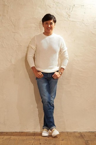Comment porter un pull blanc pour un style decontractés quand il fait chaud après 40 ans: Pense à marier un pull blanc avec un jean bleu pour un look de tous les jours facile à porter. Une paire de baskets à enfiler en toile blanches ajoutera de l'élégance à un look simple.