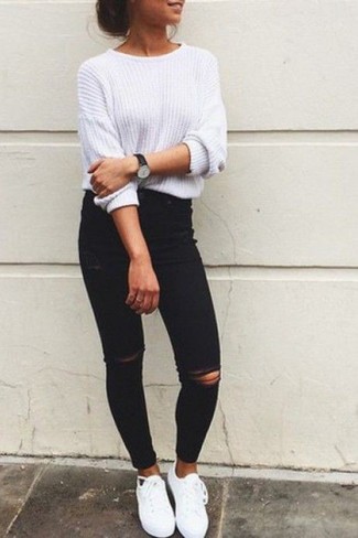Comment porter un pull à col rond blanc: Essaie d'associer un pull à col rond blanc avec un jean skinny déchiré noir pour une impression décontractée. Assortis ce look avec une paire de baskets basses blanches.