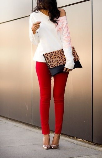 Comment porter un jean skinny rouge: Opte pour un pull à col rond blanc avec un jean skinny rouge pour un look de tous les jours facile à porter. Une paire de escarpins en cuir argentés est une option génial pour complèter cette tenue.