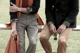 Comment porter une écharpe marron foncé: Pour une tenue aussi confortable que ton canapé, pense à associer un pull à col rond bordeaux avec une écharpe marron foncé.