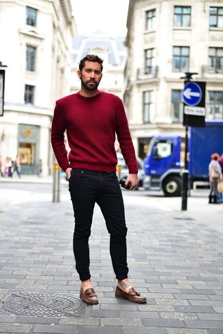 Comment porter un pull à col rond rouge à 30 ans: Associe un pull à col rond rouge avec un jean skinny noir pour obtenir un look relax mais stylé. Apportez une touche d'élégance à votre tenue avec une paire de mocassins à pampilles en cuir marron.