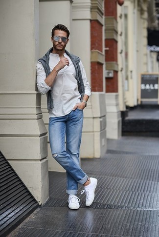 Comment porter des baskets basses blanches: Harmonise un pull à col rond gris avec un jean bleu clair pour obtenir un look relax mais stylé. Cette tenue est parfait avec une paire de baskets basses blanches.