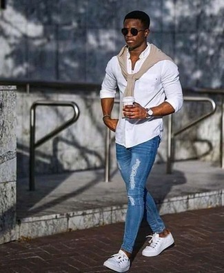 Comment porter un jean skinny: Essaie de marier un pull à col rond beige avec un jean skinny pour une tenue idéale le week-end. Cette tenue se complète parfaitement avec une paire de baskets basses en toile blanches.